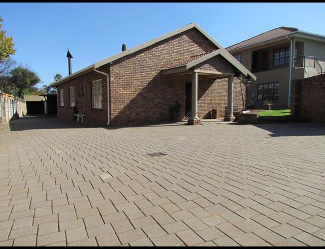 10 BEDROOM HOUSE FOR SALE IN ZWARTKOP